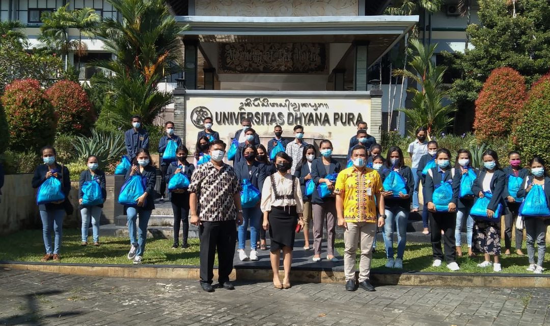 Mahasiswa Undhira Yang Terdampak Siklon Seroja Terima Sembako